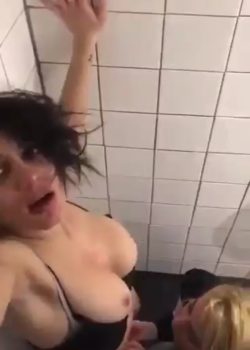 Lesbianas pilladas en el baño de la disco 7
