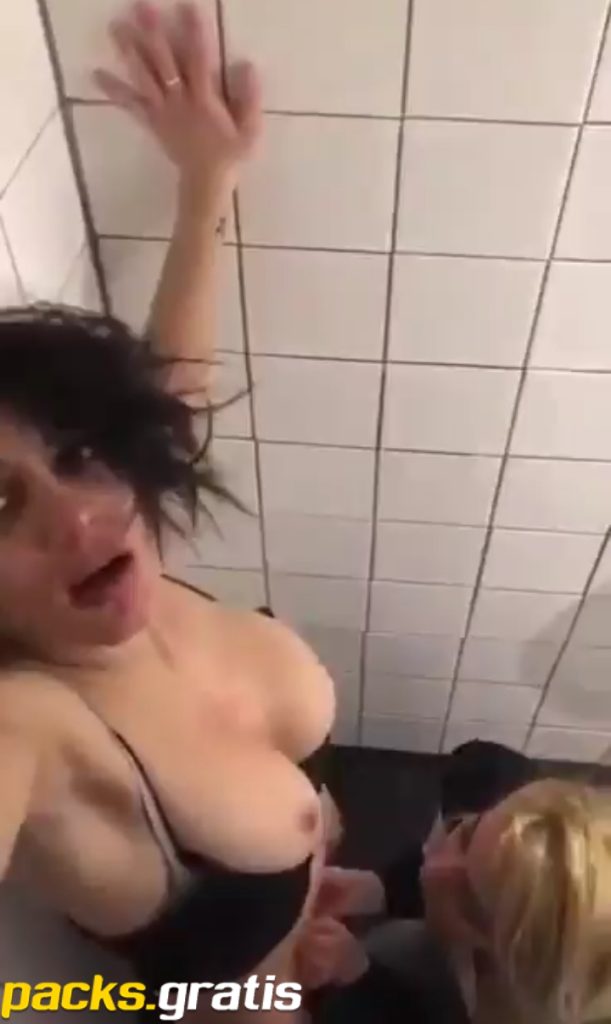 Lesbianas pilladas en el baño de la disco 1